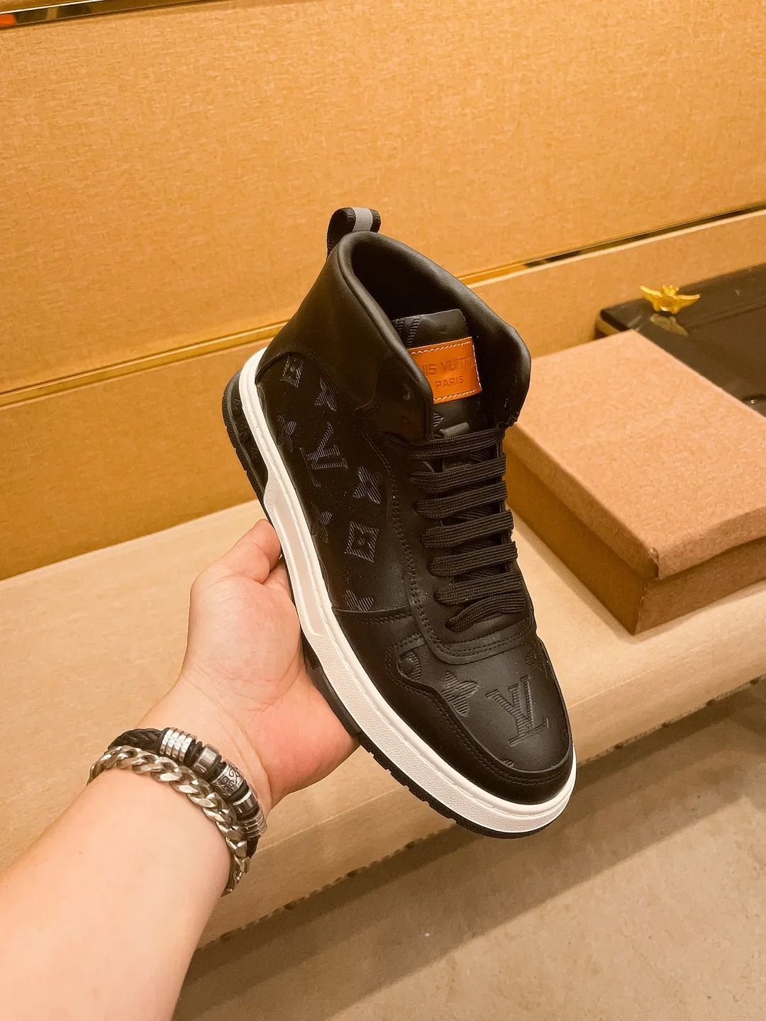 Men's shoes 💰 440💰【 LV 】🔥 Louis Vuitton, high-end men's shoes brand, official website 1:1 latest masterpiece: the upper is made of first-layer cowhide imported from Italy with a comfortable and breathable lining➕original non-slip and wear-resistant outsole🔥, making walking more convenient and comfortable! An exclusive new model, a stunning work, a beautiful 1:1 replica [color] compared to the official quality! Create a fashionable personality to set off your uniqueness! A must-have for trendy men! Classic🔥Size: 38-44 Color: 🔥Multiple colors available🔥